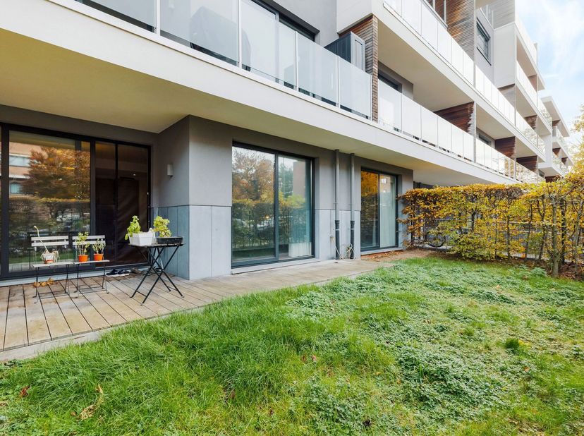 WOLUWE-SAINT-PIERRE, vlakbij het Dumonplein. Mooi APPARTEMENT (3 slaapkamers/2 badkamers) van 115 m² met tuin van 120 m² en binnenparking. Gelegen op
