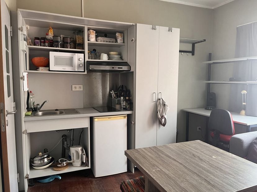 Deze gezellige, volledig gemeubelde studio is ideaal gelegen in de Diestsestraat 29B, op wandelafstand van de Grote Markt, winkels, restaurants en het