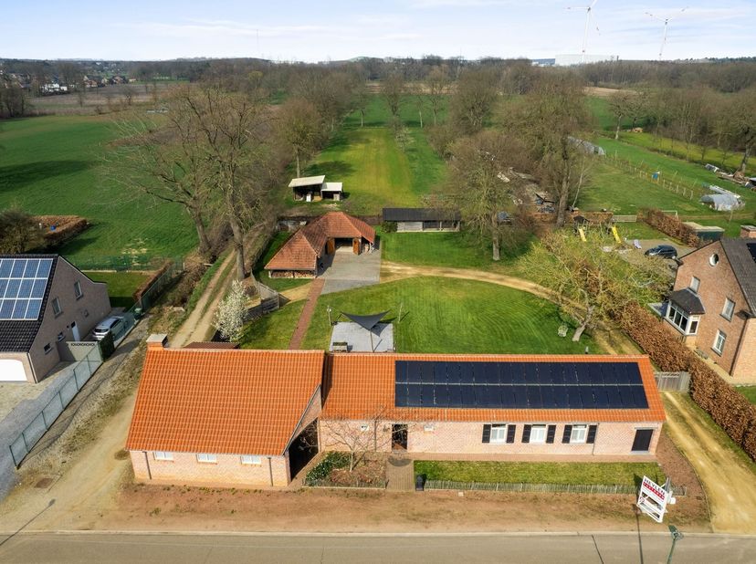 Unieke, instapklare hoeve op prachtig perceel van 2.047 m² hoogwaardige afwerking, authentieke elementen en uitzonderlijk wooncomfort<br />
<br />
E