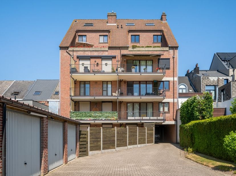 Bent u op zoek naar een uitzonderlijk ruim appartement met het gevoel van een woning? Dan is dit prachtige triplex penthouse, gelegen op de vierde, vi
