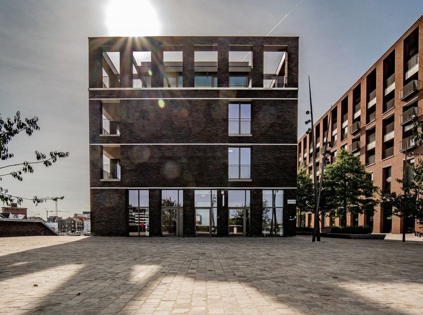 Ruim hoekappartement L20.104 in residentie Pontoon (Quartier Bleu) ligt op de eerste verdieping en heeft een oppervlakte van ca. 164 m². De grote raam