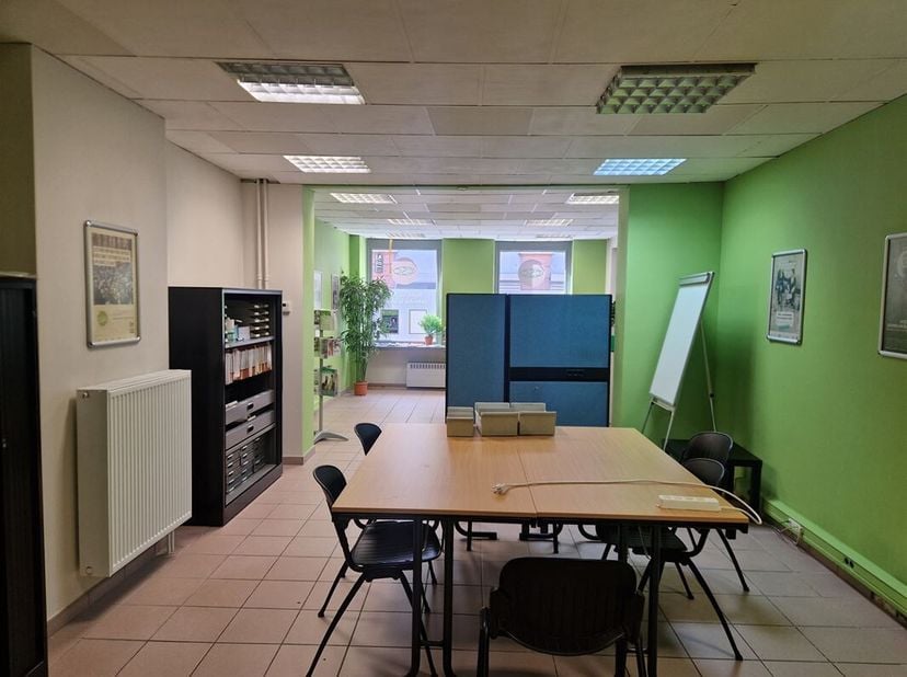 Local commercial/bureau d'environ 70m² idéalement situé en plein centre de Péruwelz.<br />
Le bien comprend une première pièce avec 3 volumes ouverts