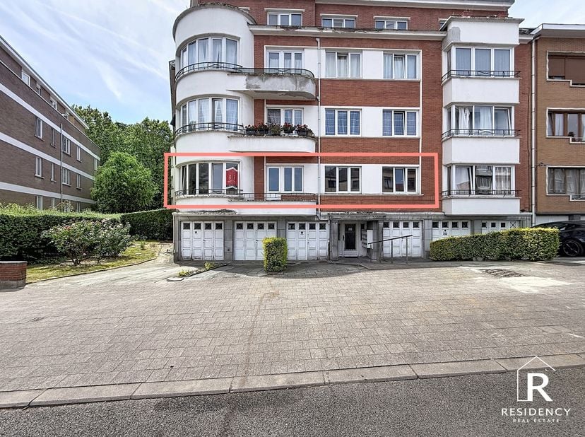 Volledig te renoveren appartement met 2 slaapkamers op de eerste verdieping, gelegen in de gegeerde Pagodeswijk in Laken. Het appartement biedt mooie