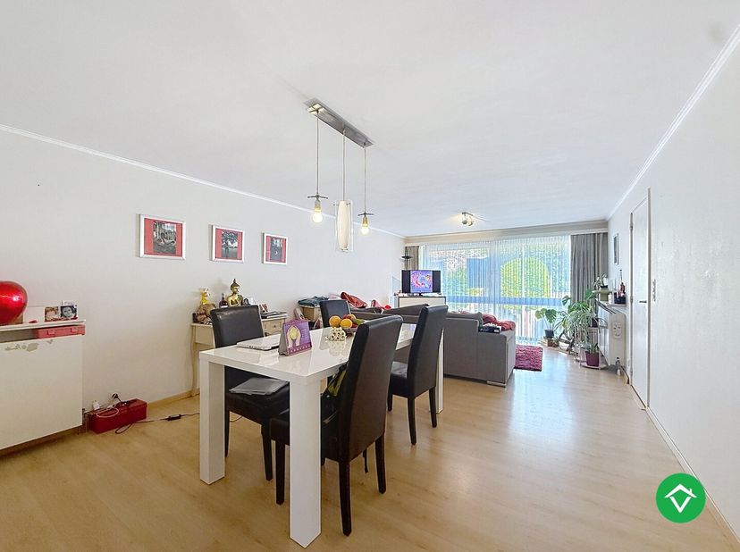Dit appartement is gelegen op de eerste verdieping in het centrum van Roeselare. Alles is gelegen in de korte nabijheid van het appartement: het Geite