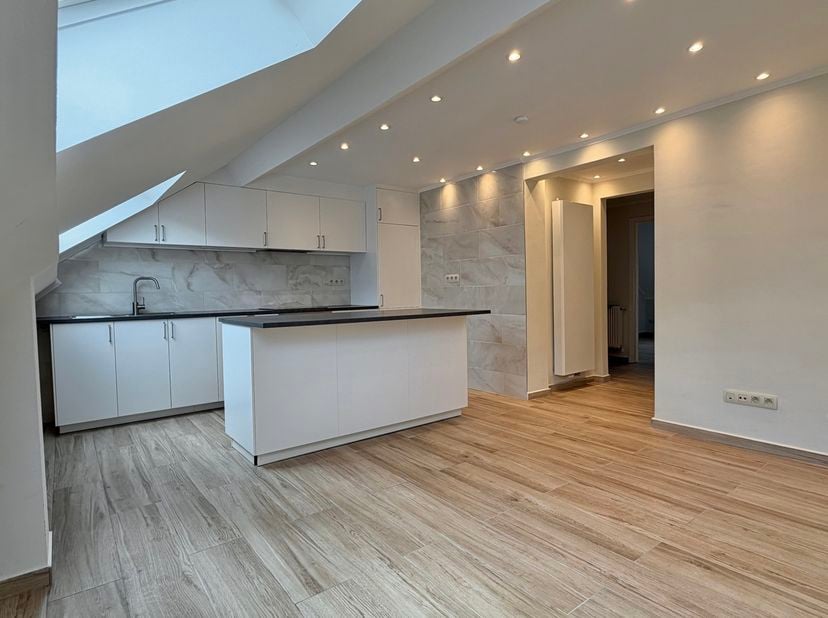 Situé au 4ᵉ étage d’un immeuble idéalement localisé Avenue de la Basilique à Berchem-Sainte-Agathe, cet agréable appartement séduira par sa luminosité