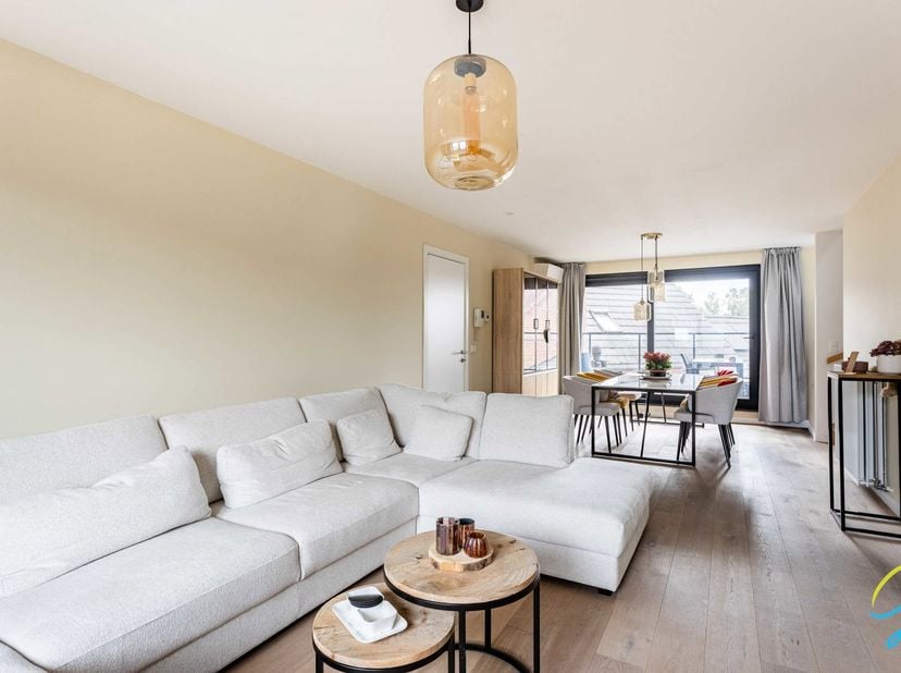 Zeer ruim duplexappartement met garage en kelderberging. Het appartement is gelegen op de 2e verdieping met lift. <br />
Indeling: inkomhal, ruime lee
