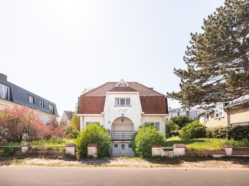 Met trots stellen wij u deze te renoveren villa voor, gelegen in de Dorlodotlaan te Koksijde-Bad.<br />
<br />
Deze karaktervolle villa geniet van een