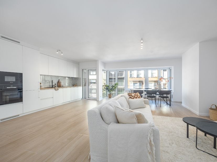 <br />
	Dit gerenoveerd drie slaapkamer is gelegen langs de Alfons Pieterslaan te Oostende.<br />
	Het appartement is gelegen op de 2e verdieping.<br