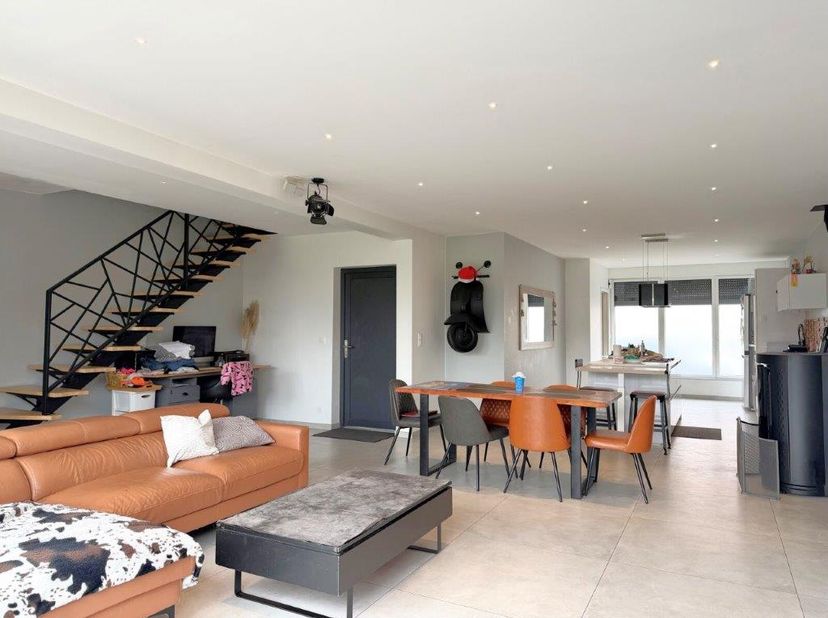 Maison familiale prête à emménager, dotée d'un agencement pratique et de tout le confort nécessaire pour toute la famille. Depuis le hall d'entrée, où
