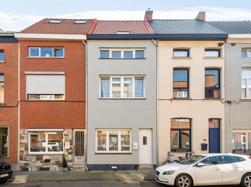 Ruime woning (150 m²) met 4 slaapkamers te koop!<br />
Ligging: Deze ruime woning is gelegen in een rustige straat, op een steenworp afstand van dive