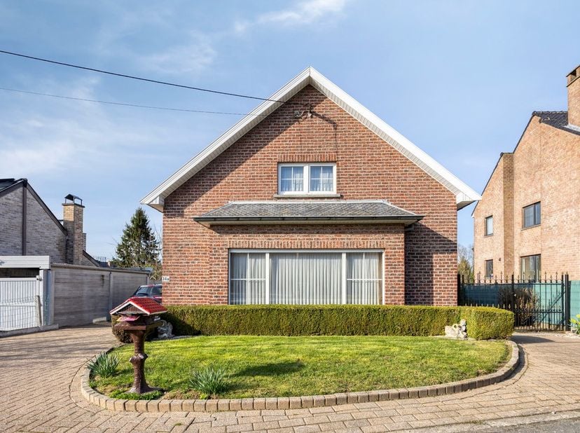 In een landelijke buurt doch strategisch goed gelegen VRIJSTAANDE BUNGALOW met GARAGE en GROTE TUIN<br />
De eigendom is gelegen op een totale grondop