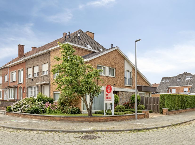 Welkom in de Bondgenotenlaan 1 te Kortrijk! Deze gezinswoning combineert een toplocatie nabij het centrum met het ultieme wooncomfort. Of het nu gaat