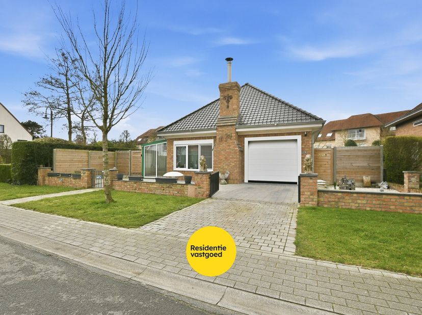 Deze instapklare bungalow bevindt zich op een rustige ligging nabij het bos én het centrum van De Haan. De woning, oorspronkelijk gebouwd in 1965, wer