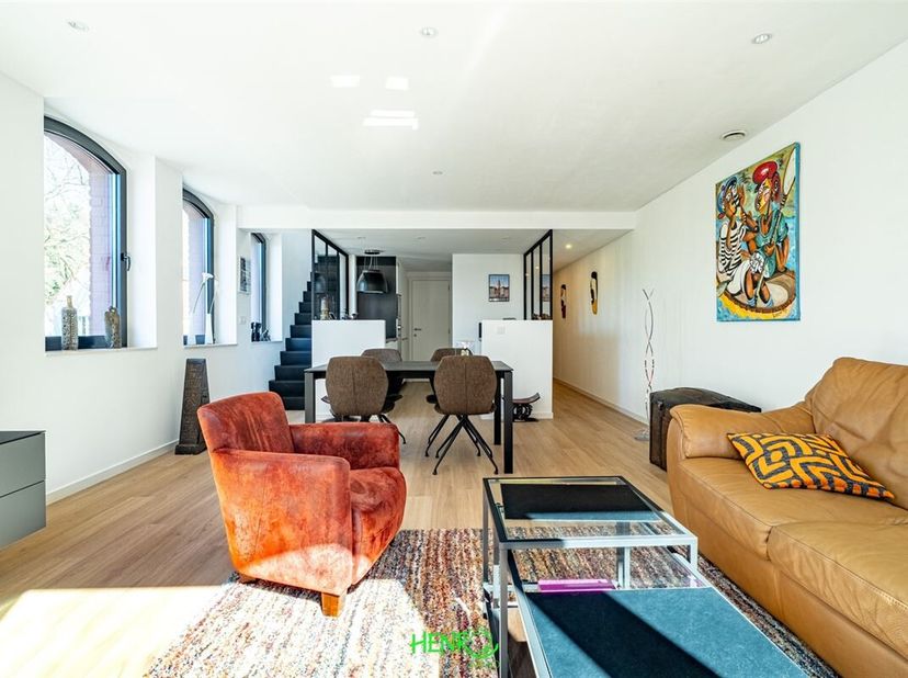 Vous recherchez un bien immobilier alliant confort, modernité et emplacement de choix ? Ne cherchez plus ! Ce magnifique duplex de 124 m², construit e