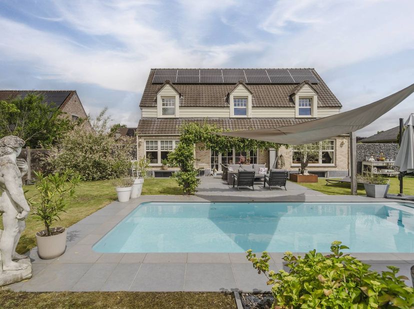Gelegen op een residentiële toplocatie in Ten Ede, pal tussen Heusden en Wetteren, bevindt zich deze exclusieve, instapklare villa (2008). De ligging