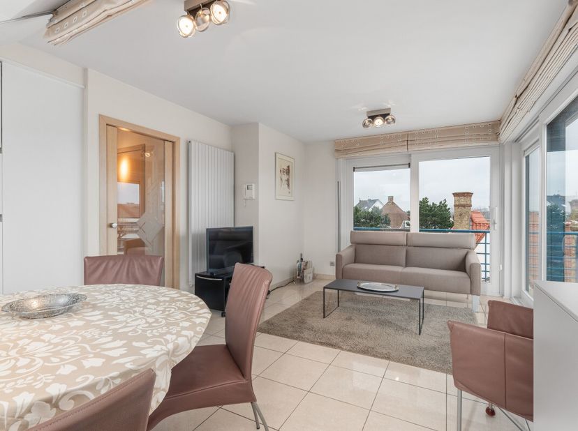 Te koop: licht en verzorgd appartement in Koksijde, met zongerichte terrassen, garage in de residentie en een prachtig vrij zicht Dit appartement uit