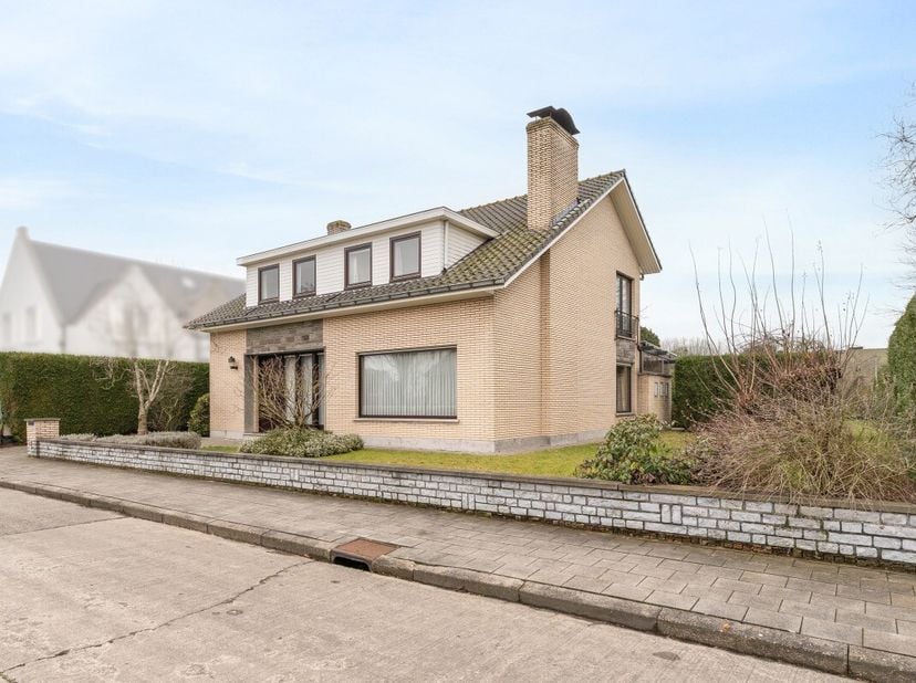 Ligging &amp; omgevingIn een rustige en residentiële omgeving in Zelzate bevindt zich deze uitzonderlijk goed onderhouden alleenstaande woning op een perc