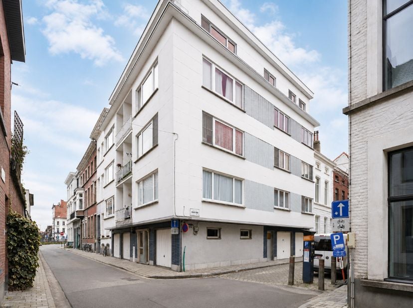 Centrum Gent - Lichtrijk 2-slpk hoekappartement op een boogscheut van de Kouter.<br />
<br />
Voor meer informatie mail naar info@carloeggermont.be&amp;nb