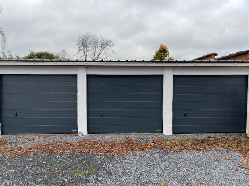Garage box, situé à Courtrai, Heirweg 252. Libre le 01/09/2025.