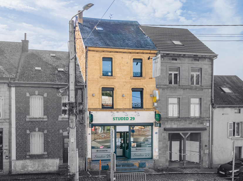 WE INVEST Sud-Luxembourg vous présente ce bâtiment polyvalent situé en plein cœur de Virton, offrant un cadre unique pour une maison unifamiliale ou u