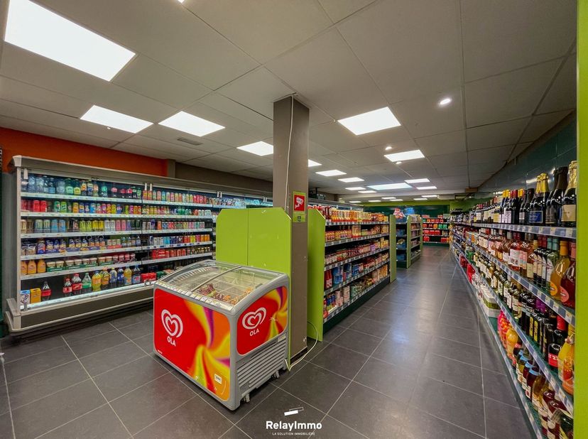 Fonds de commerce - Idéalement situé sur un axe très fréquenté depuis plus de trente ans - Ce commerce de proximité ayant pour enseigne Louis Delhaize