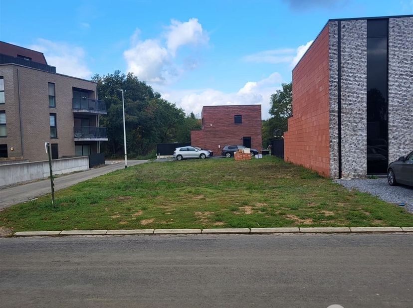 Ce terrain à bâtir pour une construction jumelée est situé sur une parcelle de 4A 41Ca.<br />
Cela vous donne beaucoup d'options et d'espace pour cré
