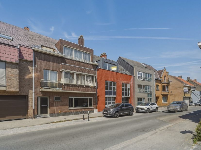 Bent u op zoek naar een interessante investering met onmiddellijke huuropbrengsten? Dan is dit volledig appartementsgebouw in Oudenburg een uitstekend