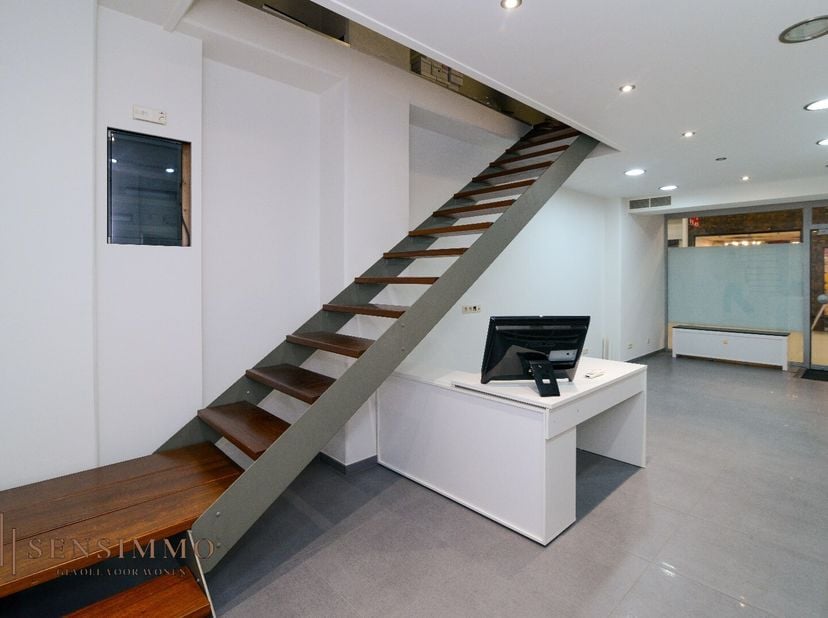 Bien professionnel à vendre
                    à 3600 Genk