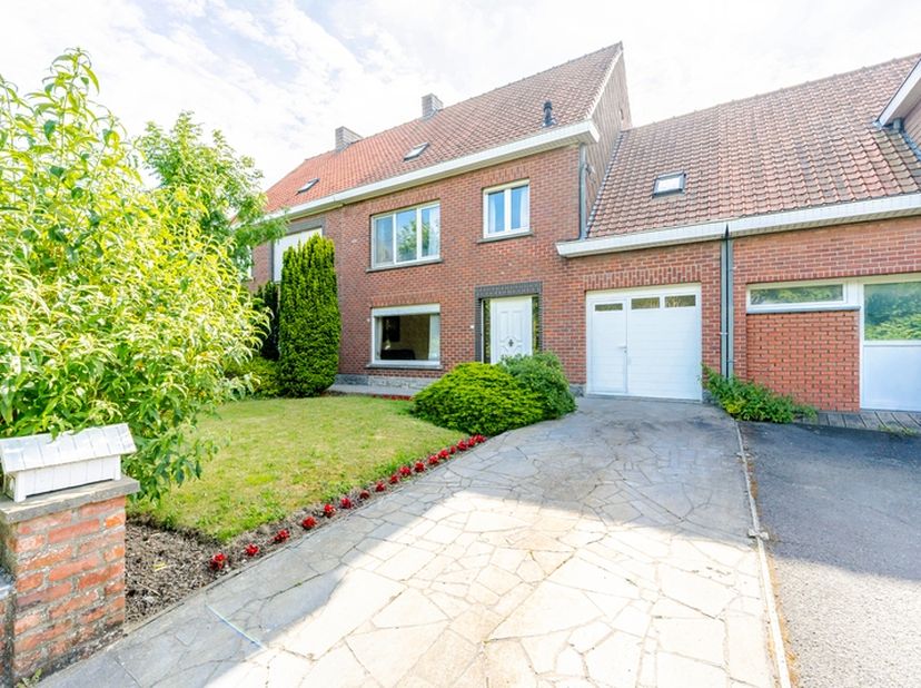 Op zoek naar een woning die u volledig naar eigen smaak kunt inrichten? Dan biedt deze te renoveren woning in de Tinnenpotstraat 14 te Izegem heel wat