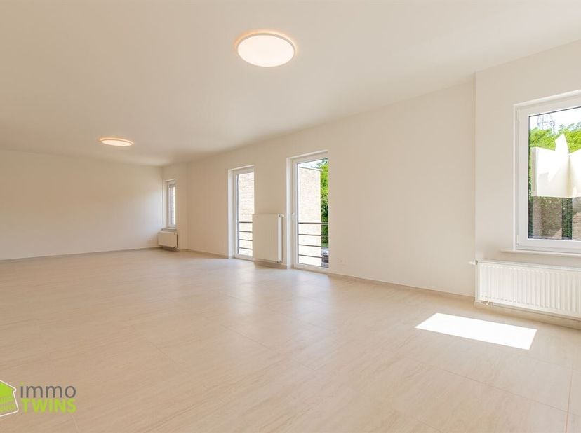 Ruim totaal gerenoveerd appartement van 119 m² met terras, staanplaats en garage te Appels bij Dendermonde. Op een uitstekende locatie aan de stadsran