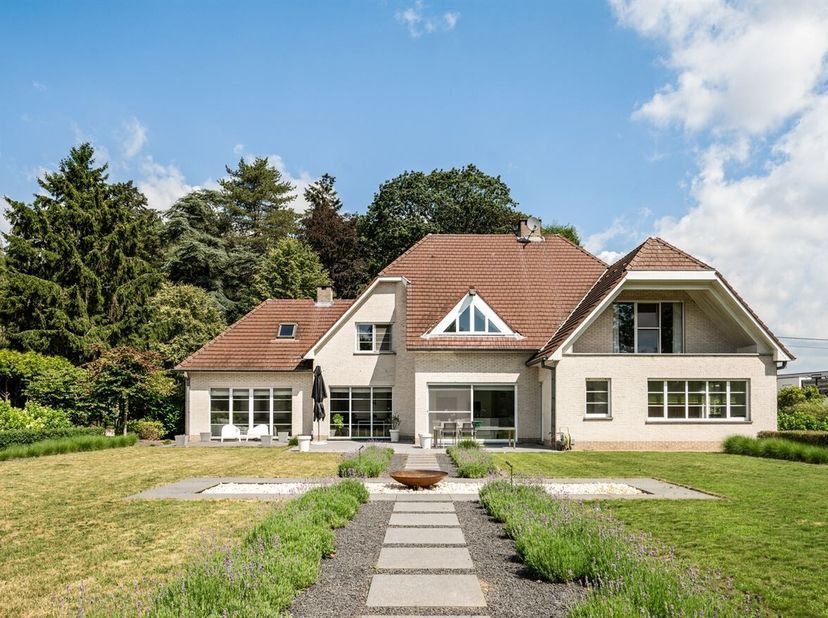 Ruime villa met 4 slpk op 16a 13ca<br />
Deze woning dateert van 1997 en bevindt zich in een goede staat van onderhoud.<br />
Ligging: Groen gelegen o