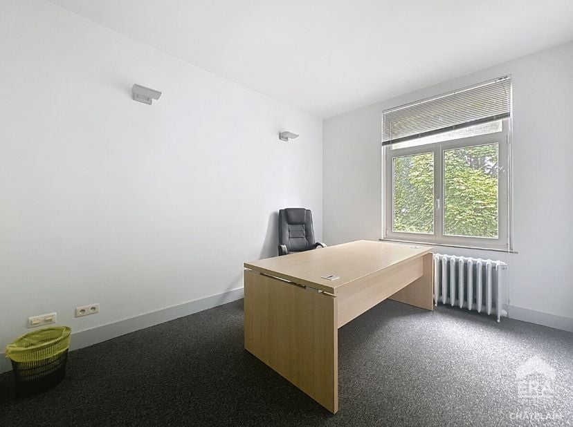 Prachtige kantoorruimte te huur in de Europese wijkERA Chatelain biedt deze mooie kantoorruimte aan, ideaal gelegen in een elegant herenhuis, op slech