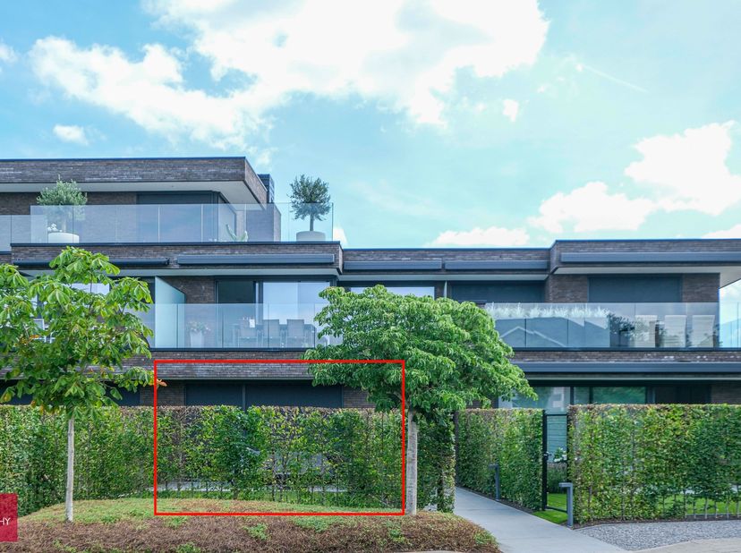 Inkomhal, living volledig in parket met open ingerichte keuken (Falcon fornuis), wasberging, terras vooraan met tuin, 2 slaapkamers met ingemaakte dre