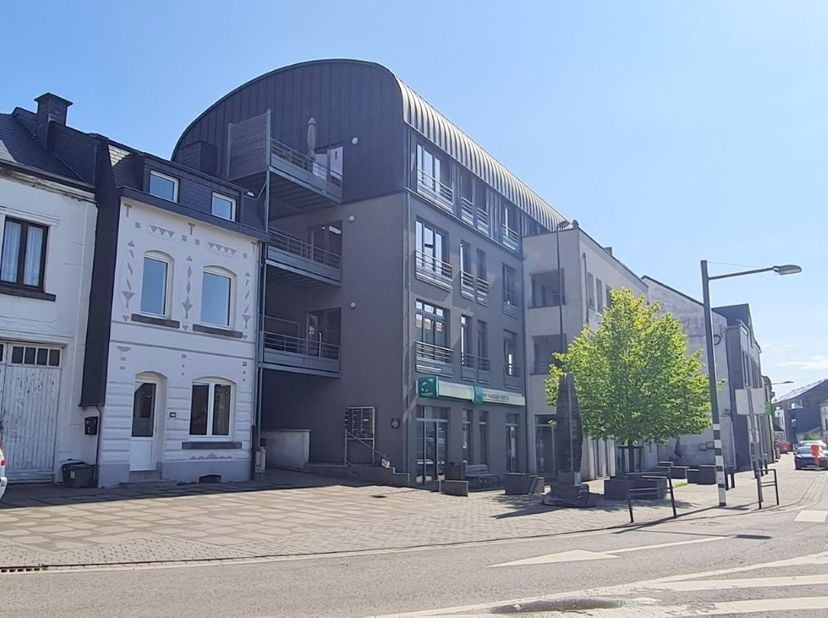 Bel appartement (+-80m²) avec balcon, parking privatif intérieur et cave, situé dans le centre-ville de Bertrix, dans un immeuble avec ascenseur.&amp;nbsp