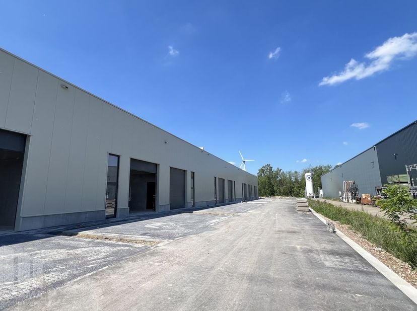 Unité PME durable de 820 m², pouvant être agrandie jusqu'à une superficie totale de 2 460 m², à vendre.<br />
<br />
Le site est stratégiquement situé