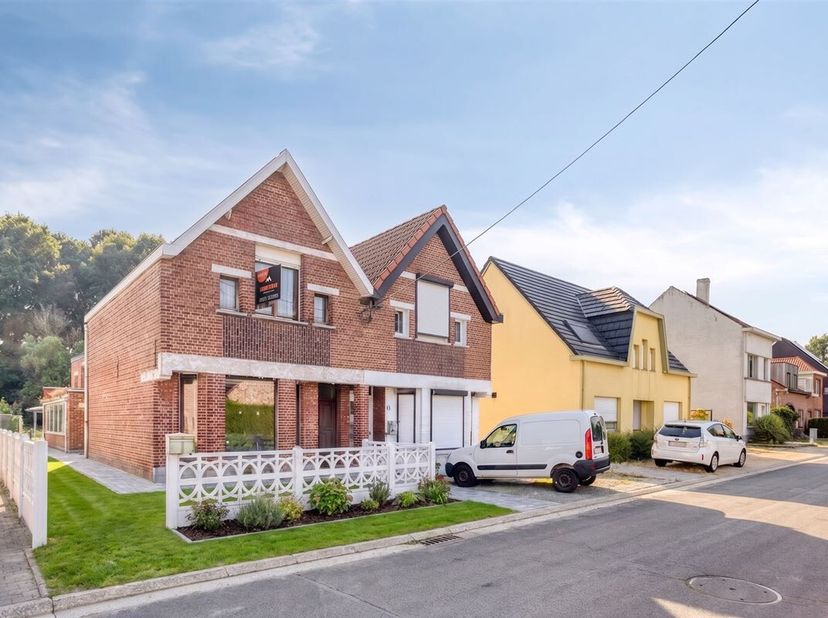 Bent u op zoek naar een woning die u volledig naar uw eigen smaak kunt renoveren? Dan is deze charmante driegevelwoning in Hofstade beslist een bezoek