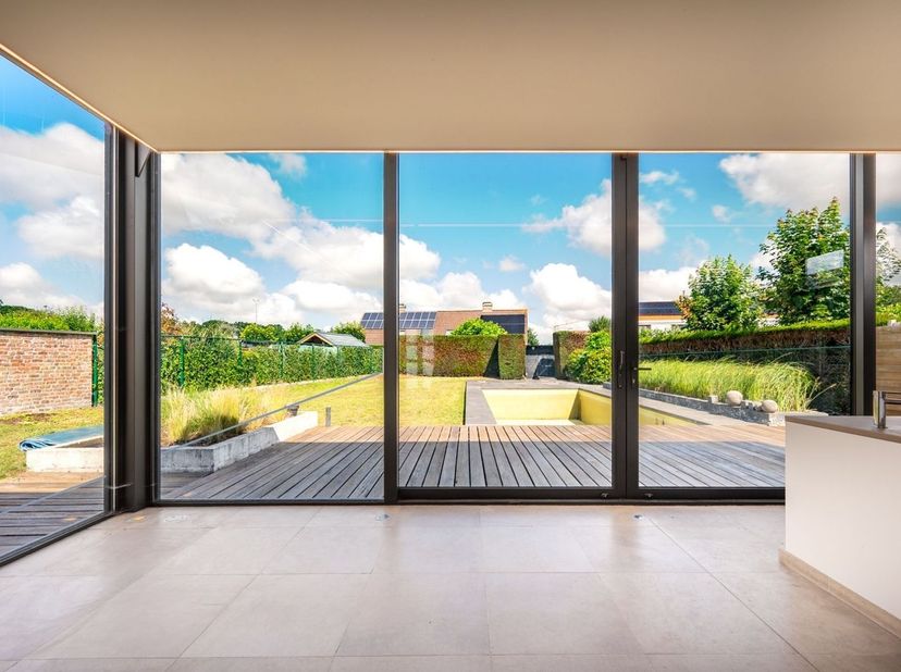 Volledig instapklare halfopen bebouwing met prachtige zongerichte tuin. Dankzij de perfecte oriëntatie geniet u de hele dag van licht en zon op een ce