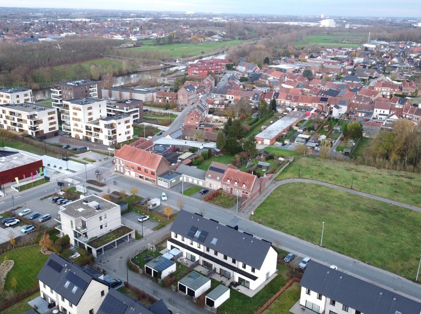 Gelegen aan de Lauwse leieboorden .<br />
Op de mooiste locatie van Lauwe vinden we deze verkaveling terug. Gelegen in de Leiestraat/Linnenstraat pal