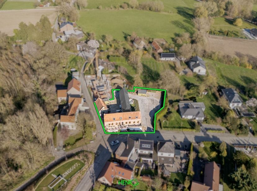 Immeuble de caractère avec fort potentiel commercial Mont Saint-Aubert Situé sur les hauteurs prisées du Mont Saint-Aubert, dans un environnement très