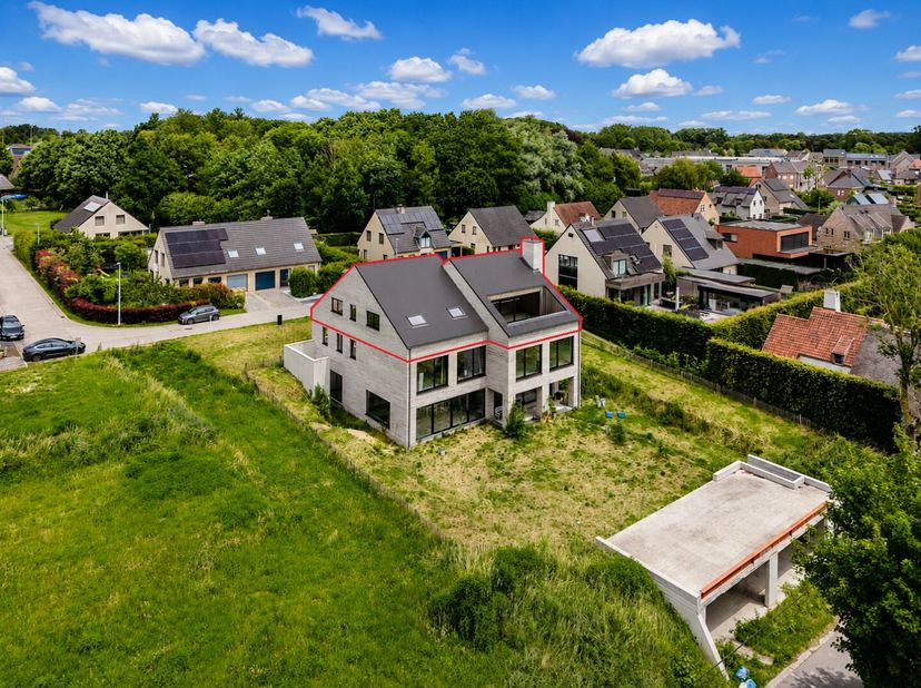Op de bovenste verdieping van deze uitzonderlijke eigendom in Dikkelvenne bevindt zich een prachtig penthouse met een uniek uitzicht over de Scheldeva