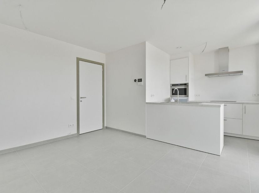 Dit appartement op de tweede verdiep biedt een combinatie van rust en luxe. Het appartement bevat twee slaapkamers, badkamer, bergruimte, leefruimte,