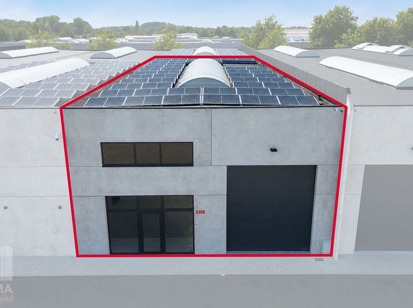 KMO-unit van 311 m² te koop&amp;nbsp;in industriezone Permeke op een uitstekende locatie langs het Vlamingveld en naast de E40.<br />
Dit moderne bedrijfs
