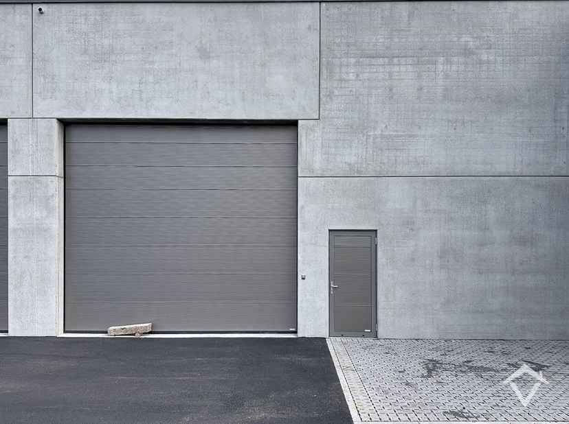 Nieuwe geïsoleerde KMO-unit te Aartrijke met een oppervlakte van 256 m² en 1 private parkeerplaats. <br />
<br />
Deze loods met brandklasse C heeft e