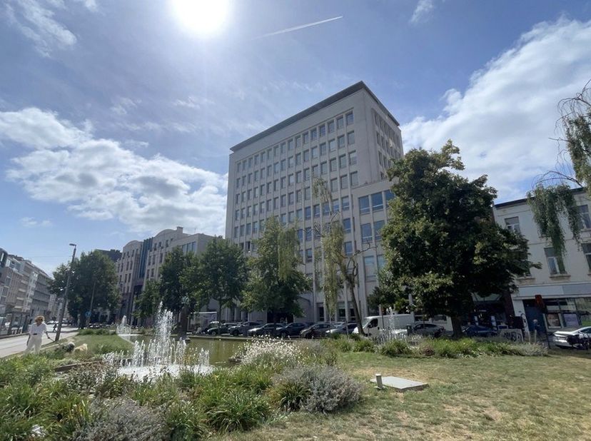 535m² stijlvol ingerichte kantoren op de zesde verdieping (uitbreidbaar tot 696m²) in iconisch kantoorgebouw WAW met prachtig uitzicht<br />
Ligging: