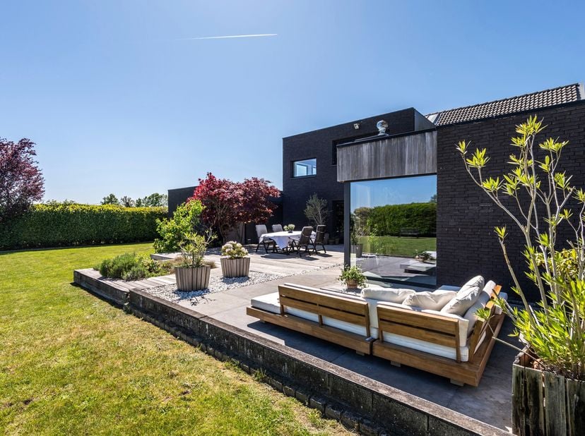Moderne volledig gerenoveerde woning op uitzonderlijk groene toplocatie in Rumst<br />
Op zoek naar rust, ruimte en comfort? Deze prachtige, volledig