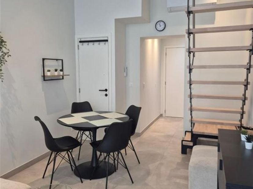Kattenbleekstraat combine une situation centrale et le calme d'une impasse. Le thème blanc/noir se poursuit dans toute la maison : de l'enduit décorat