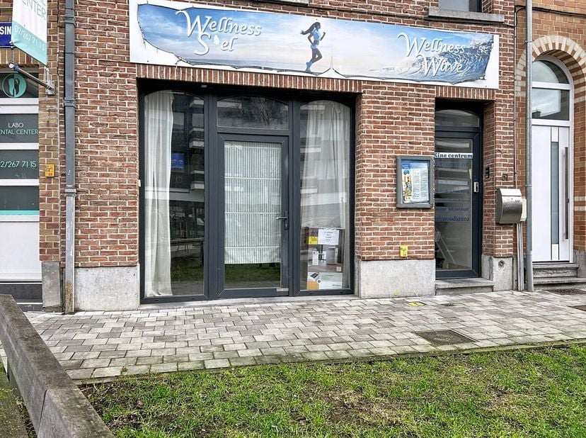 Idéalement situé entre Grimbergen et Bruxelles (Laeken/Vilvorde), dans un environnement commercial stratégique, nous proposons ce bâtiment polyvalent