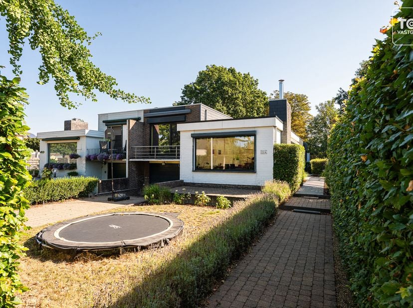 Deze gerenoveerde halfopen bebouwing is gelegen in een rustige, autoluwe en kindvriendelijke straat, op korte afstand van scholen, winkels en de R4.<b