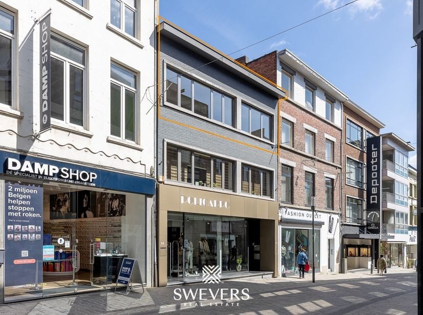 Voor meer info en foto’s, surf naar www.swevers.be – Op zoek naar een ruime studentenwoning in hartje Hasselt? Deze instapklare duplex op de Botermark