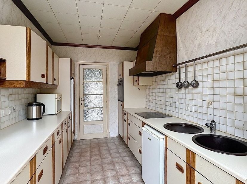 Deze woning is gelegen te Bredene en bestaat uit: inkomhal - keuken - kelder - living - berging - wasplaats - toilet - terras - tuin - 4 slaapkamers -